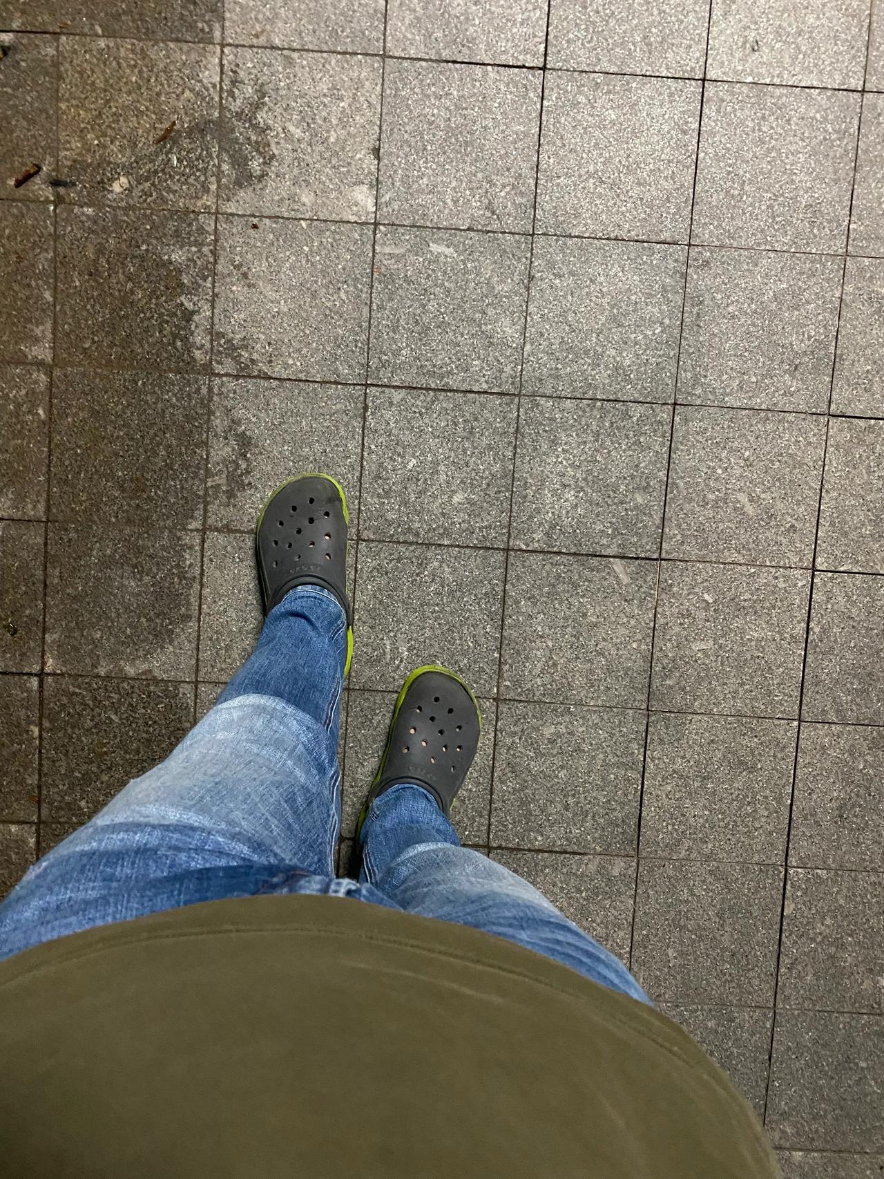 一场秋雨一场凉，
信不信，
明天深圳街头有人会穿羽绒服。