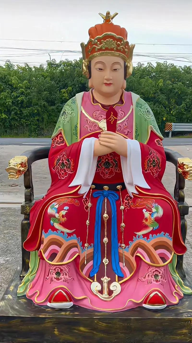 #恭迎西王母娘娘诞辰日#
道教的经书里，有很多关于西王母娘娘下凡到人间的记载，据