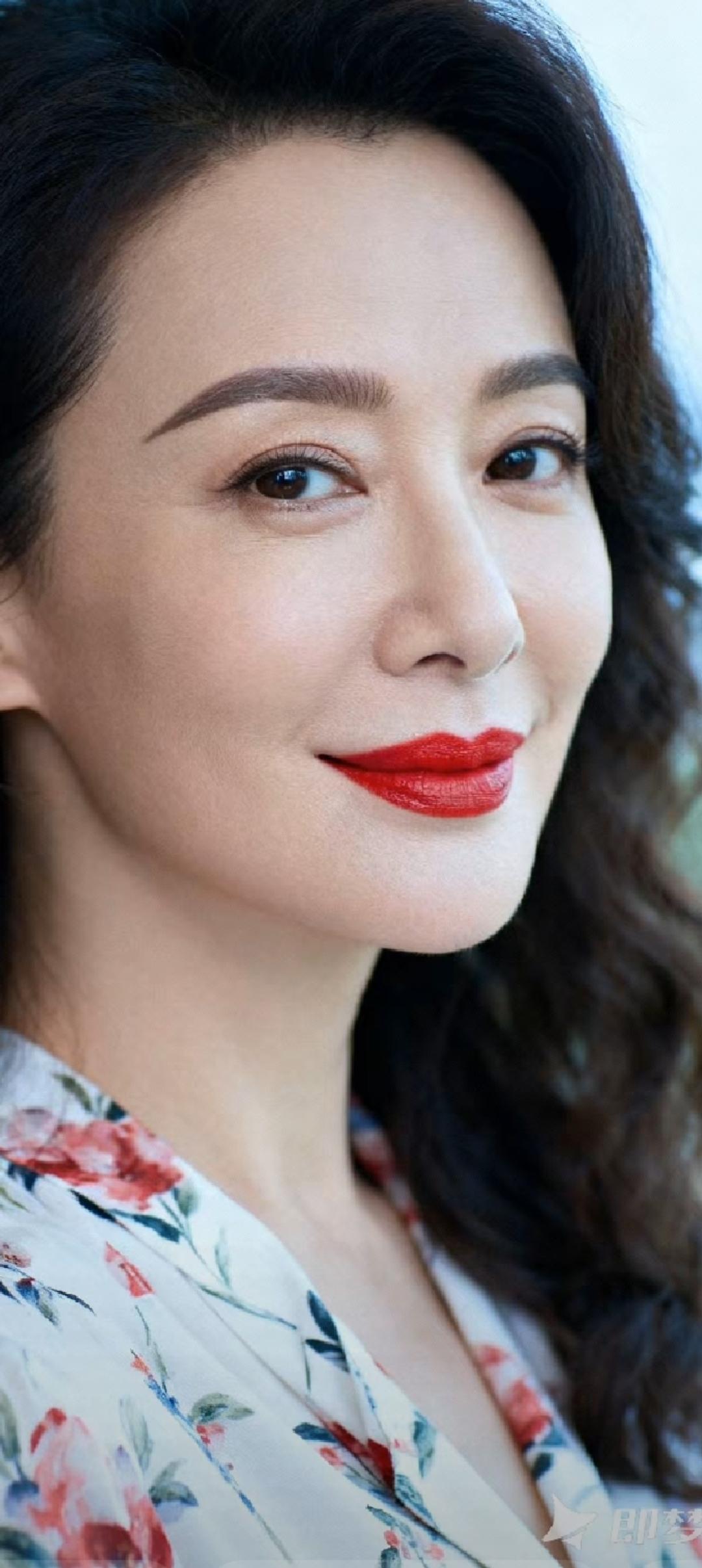 优雅红唇，自然妆容，温柔微笑，美丽动人。