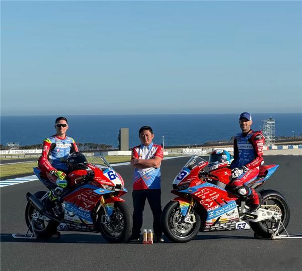 荣耀张雪机车战略合作越来越多的中国品牌赞助张雪机车 赛道上是速度与勇气的较量，荣