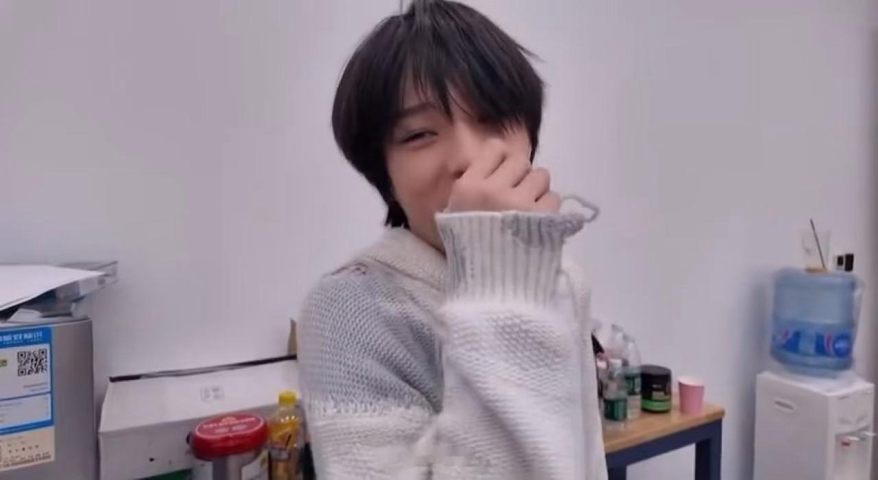 王橹杰肆意少年来的……“懂得都懂”排练完在宿舍跳《来自天堂的魔鬼》碎碎念“开心开