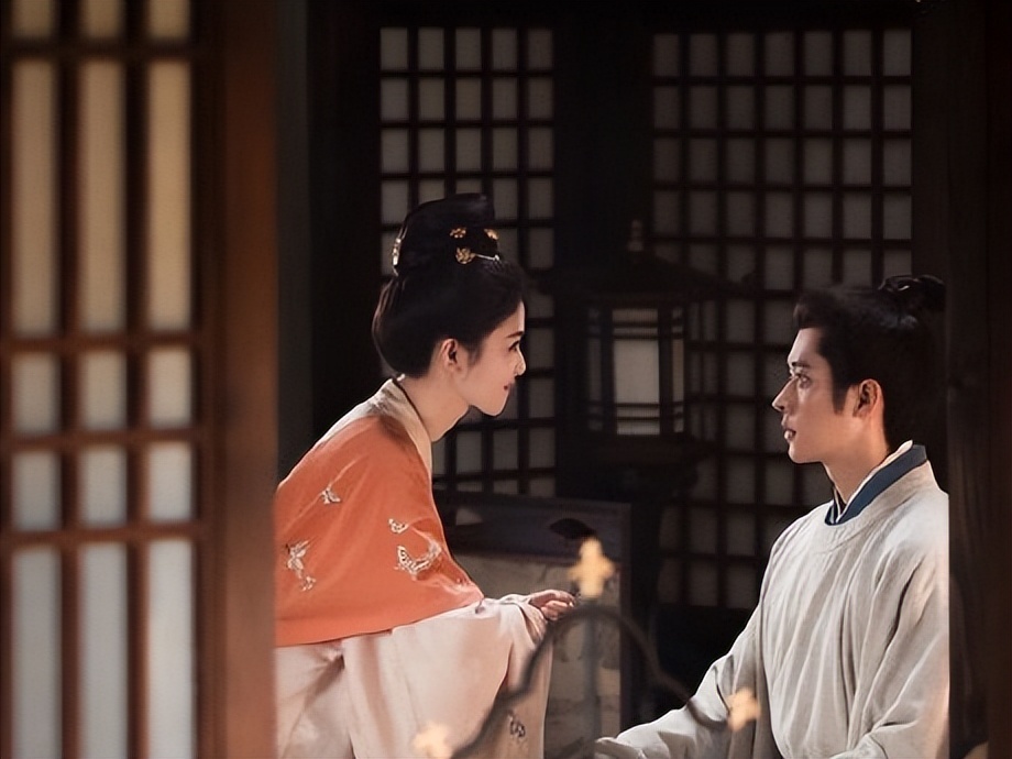 人前是身有寒毒、不良于行、任人嘲讽的颓废残王，轮椅度日闭门避世；人底是当年横扫北