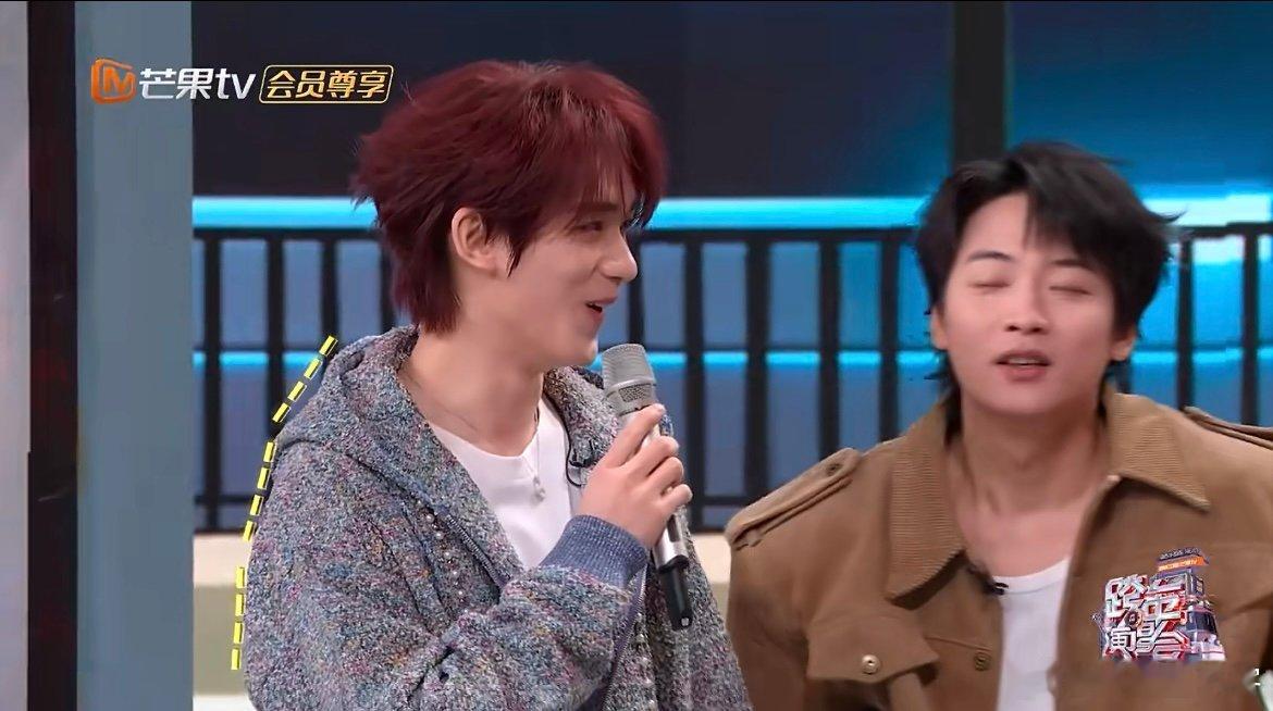 吴泽林哥先帮你到这里了 问答接力名场面！丁程鑫翻到戴佩妮名牌秒宕机，眼神求助的瞬