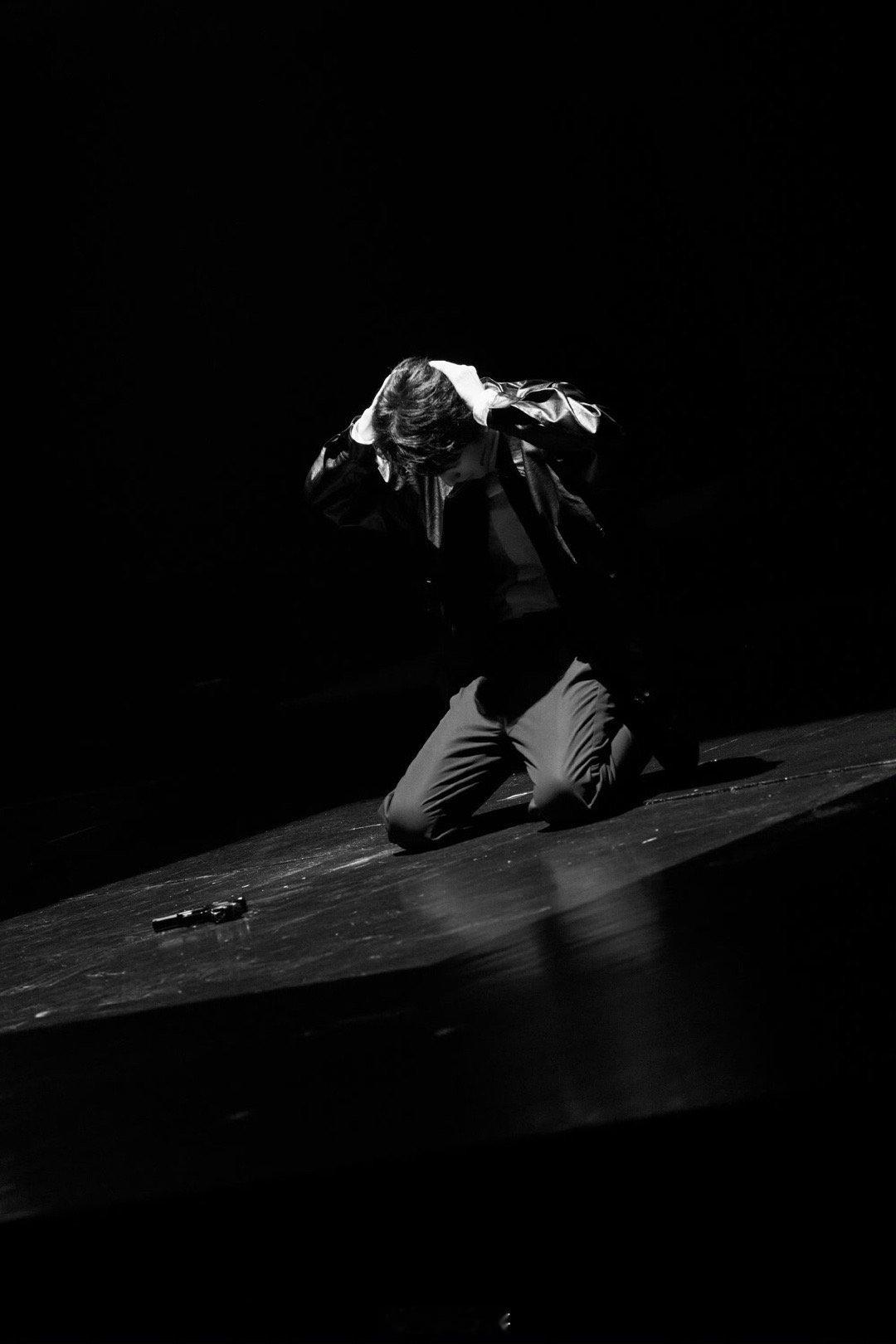 王俊凯双膝跪地抱头花絮照王俊凯在话剧舞台跪了