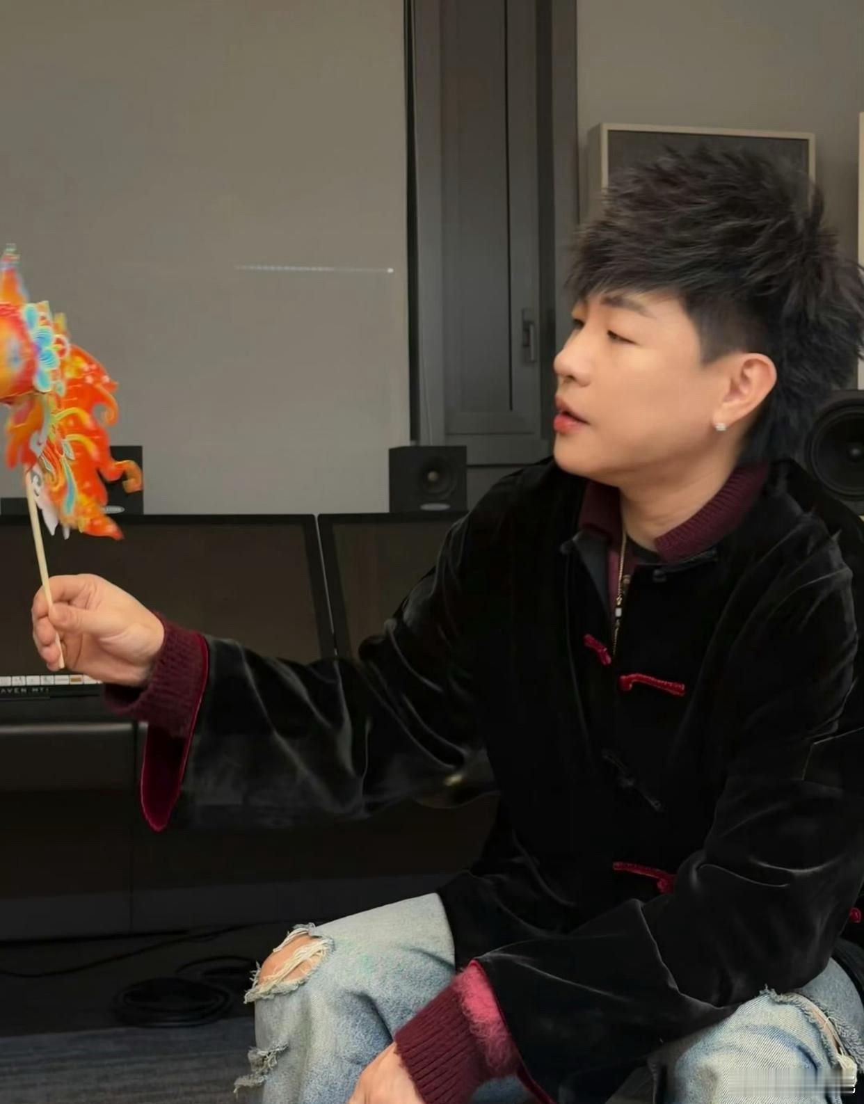 1.任泉是圈内人公认的投资小能手，每个项目都大赚特赚，但冉莹颖跟风参股的那些都亏