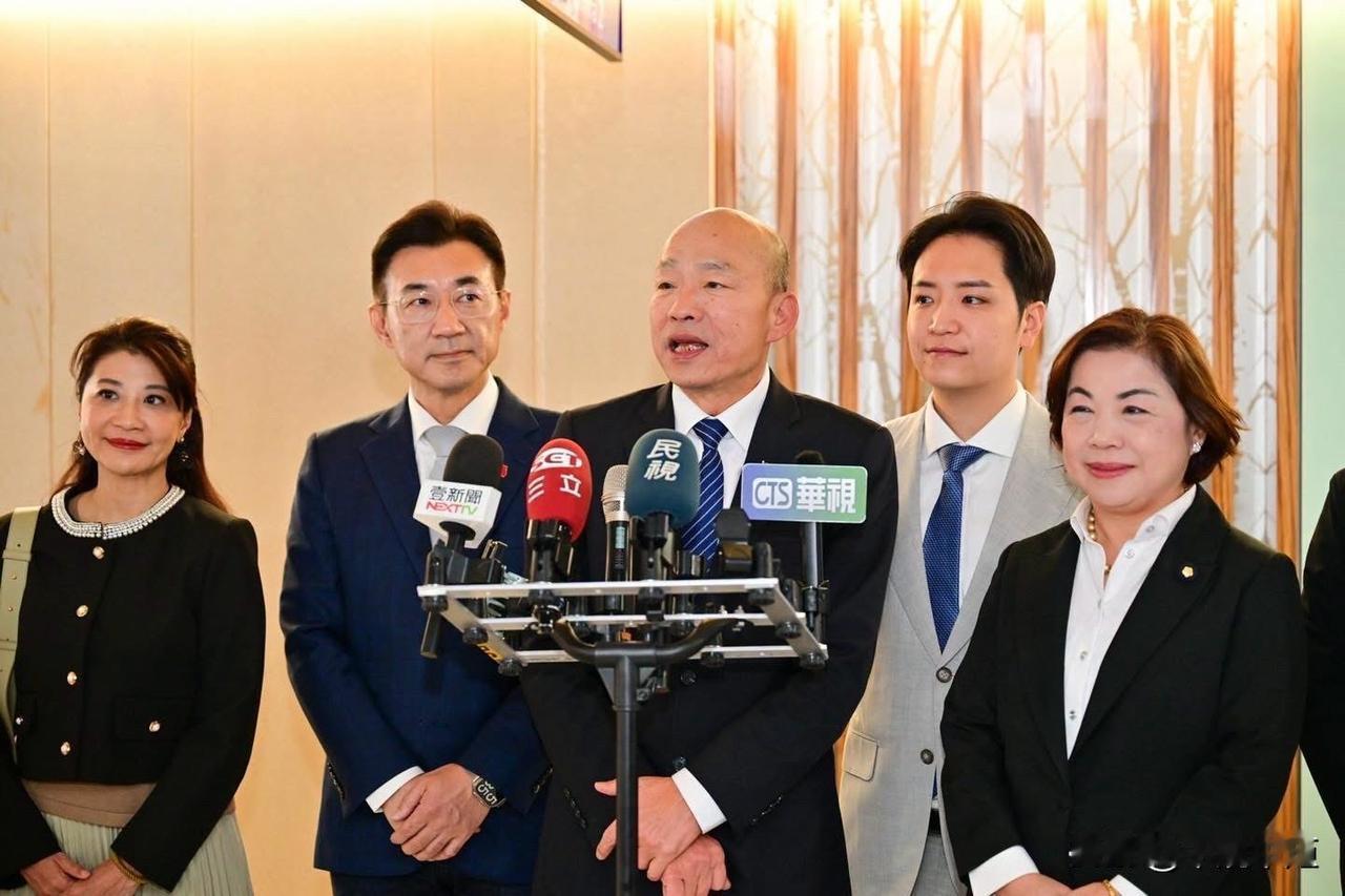 韩国瑜率团窜访欧洲结束返台，国民党立委杨琼璎今（17日）在脸书发文叫嚣称，跟着韩