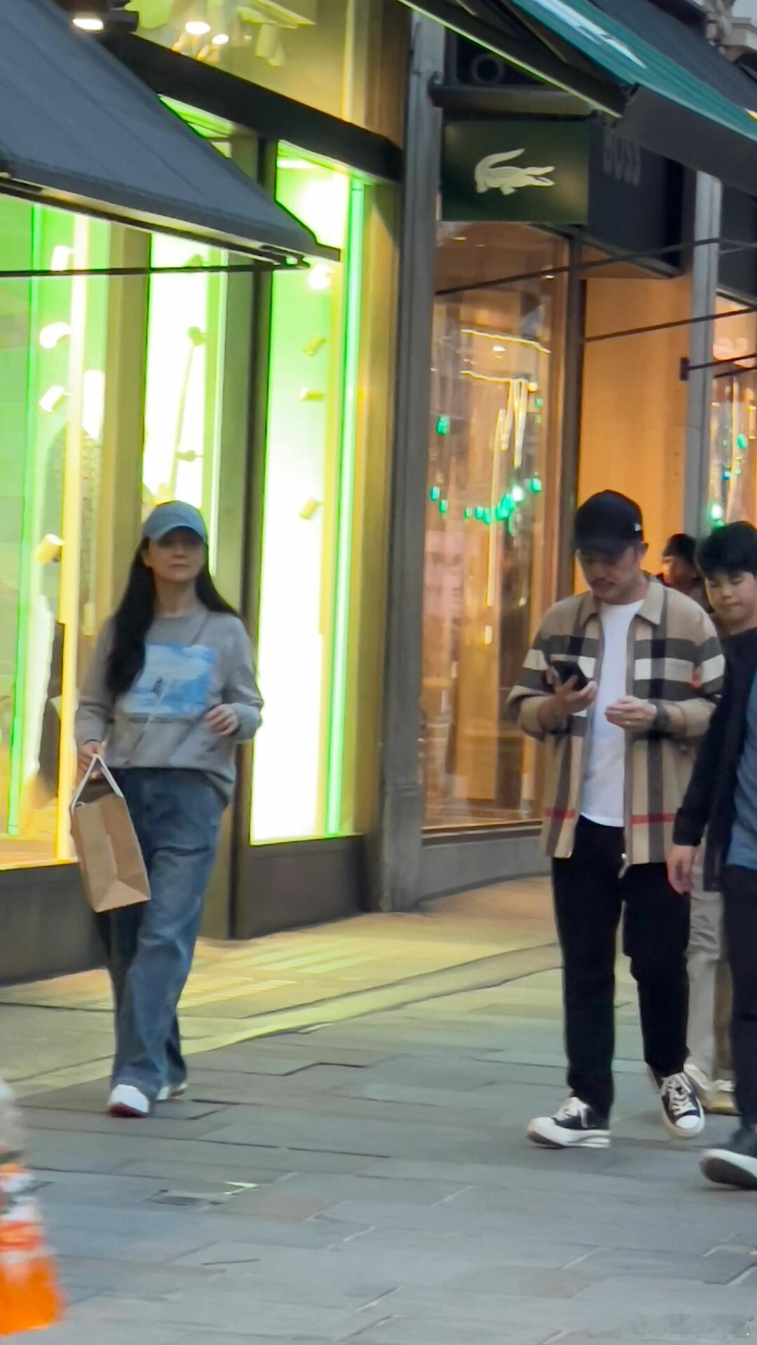 沙溢胡可带儿子游英国，沙溢真的瘦了[哆啦A梦吃惊] ​​​