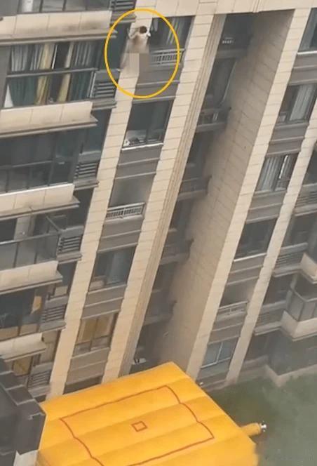 9月22日，有媒体报道了一则新闻。浙江宁波某小区内，一名裸体男子挂在六楼外，全身