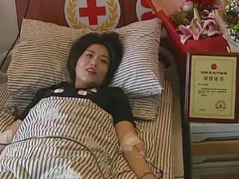 21岁女大学生捐骨髓，救活了一名白血病男子。谁知，1年后男子病情复发，女生不顾身