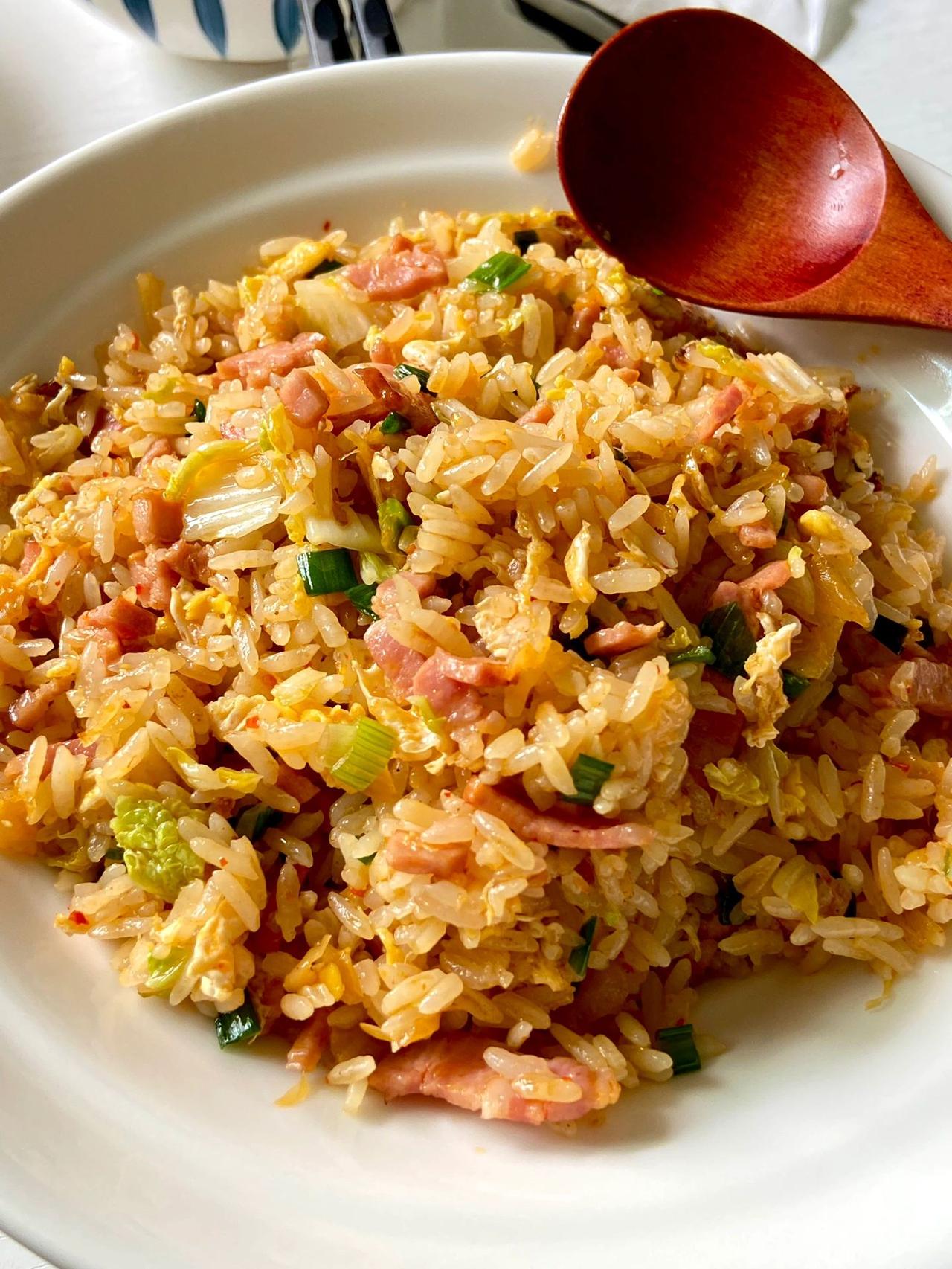 可以吃一辈子的神仙炒饭，辣白菜培根炒饭
10分钟快手炒饭，辣白菜培根炒饭
超级简