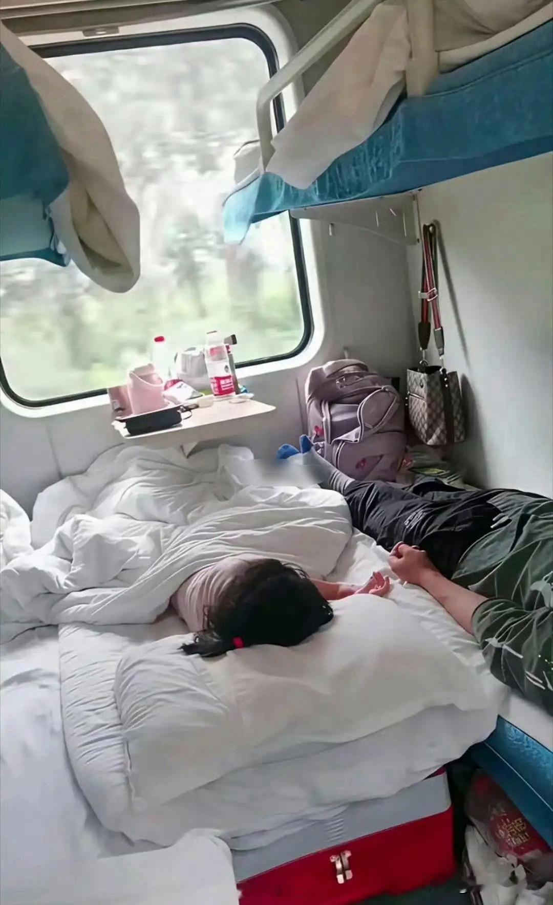 不知道火车这样允许吗？
但真有人这么做