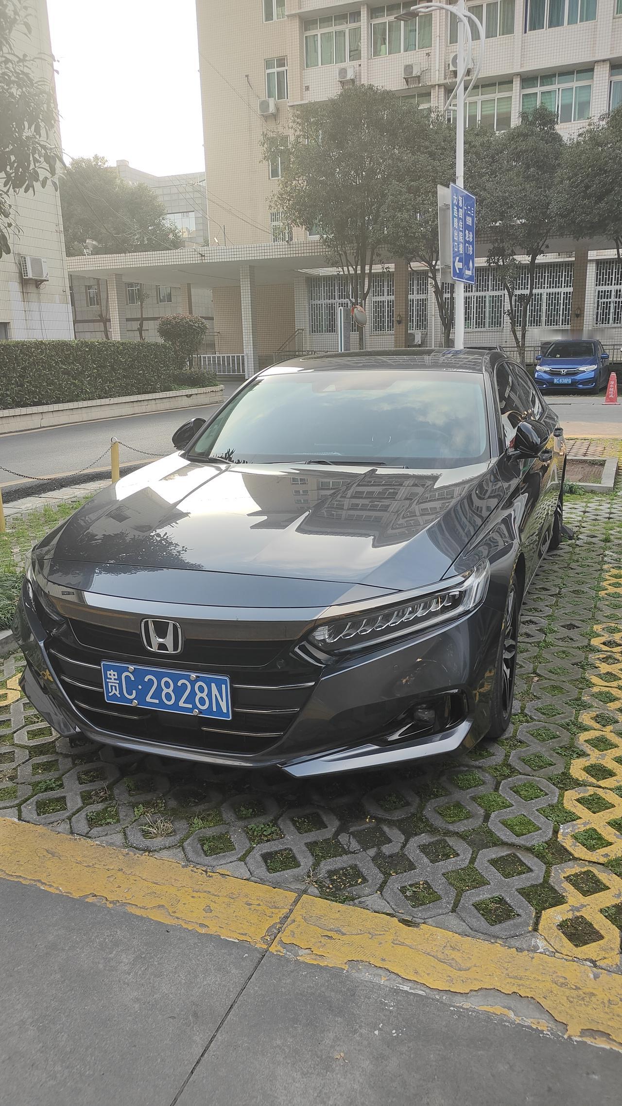 我发现了，这款本田的车灯！
真的是最好看的，好长好细！
有很多灯珠，开灯了肯定好