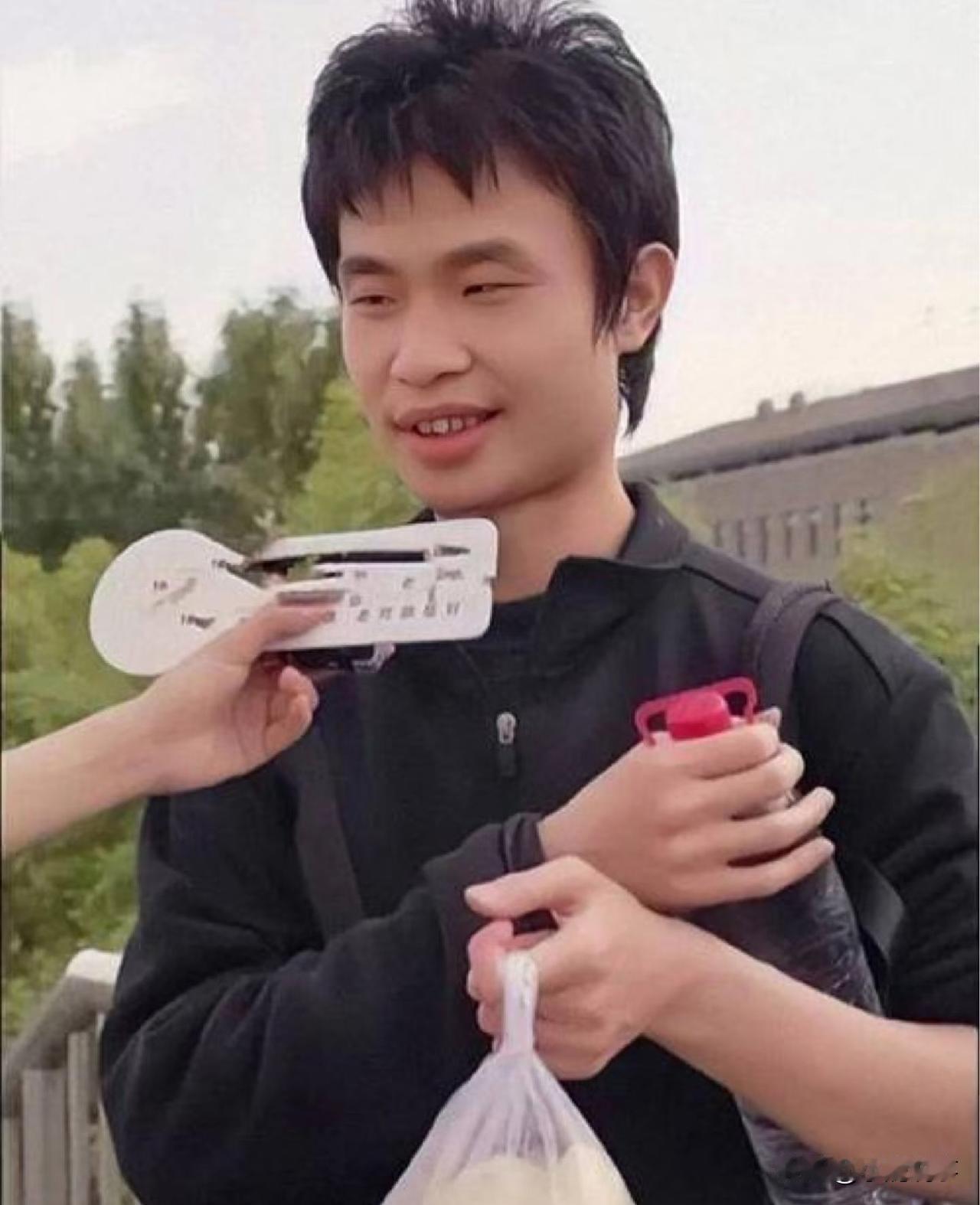 韦东奕拿下北大长聘副教授，
这份头衔的含金量真的超足。
不只是简单升职称，更是北