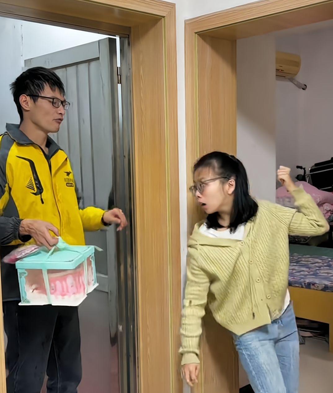 丈夫送外卖回来，一脸沮丧。他说：“我把别人的蛋糕弄坏了，今天一天白干了。”

换