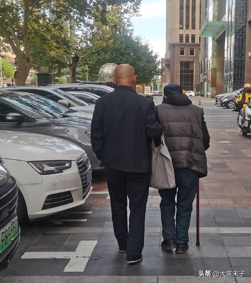 大连今天好冷啊，早上上班穿短袖T恤和一件外套，出门被北风顶回来，我马上回家又找一