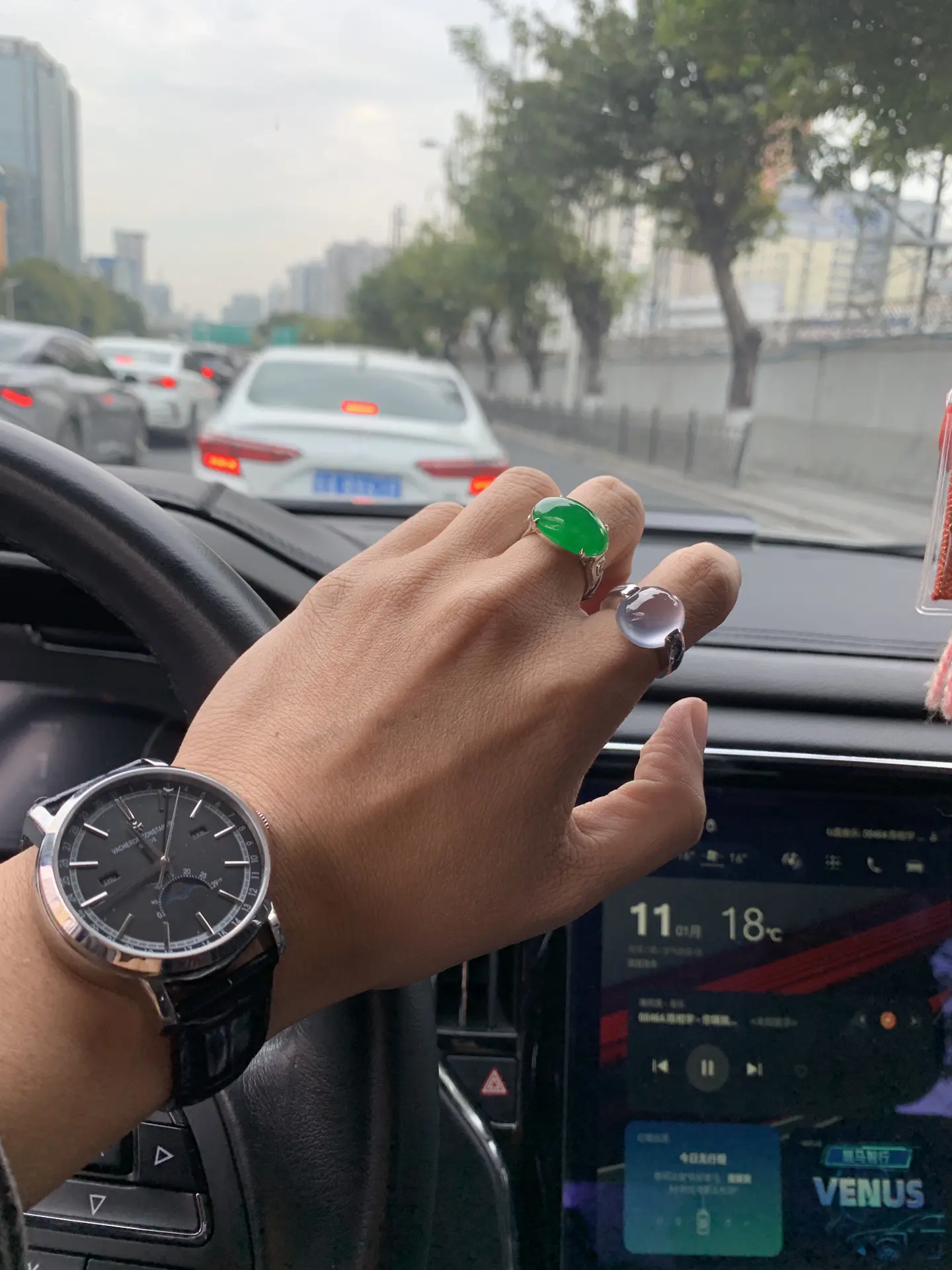 专注翡翠这个行业。食指与中指你选择哪个呢