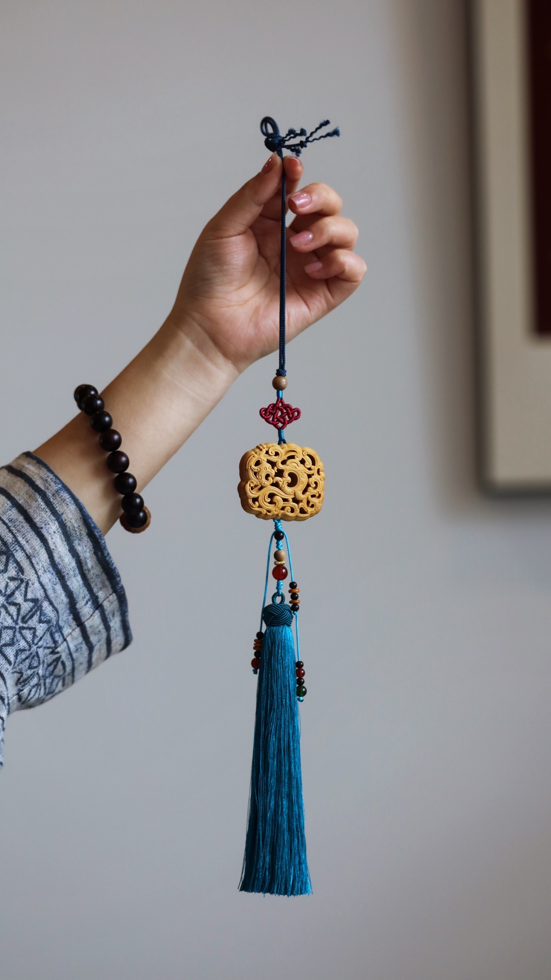 黄杨木【螭龙】车挂运刀畅达有力，镂雕干净通透，螭龙灵活欲动，可做车挂、包挂，寓意