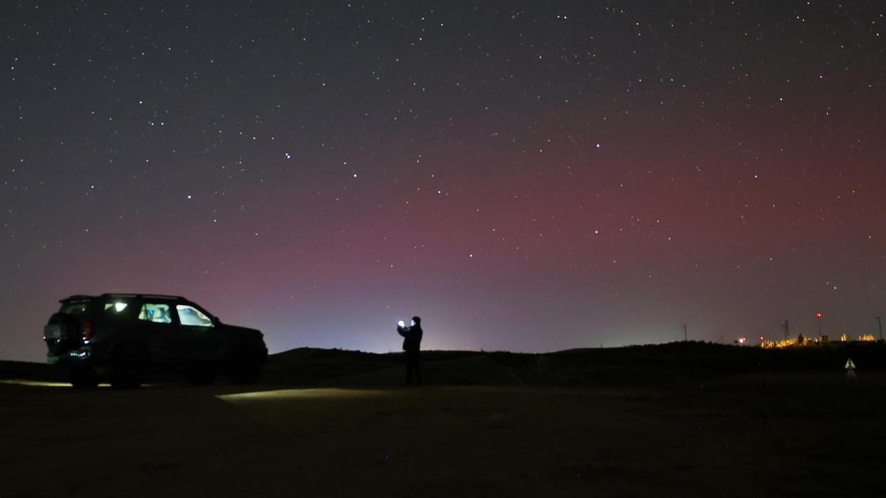 我国北方地区 12日出现极光，北京北部夜空现粉绿极光，如何观测最佳？为什么这次在