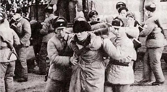 1950年，上海一艘渔船被劫持，情报人员：八九个特务“购物”来了

1950年，