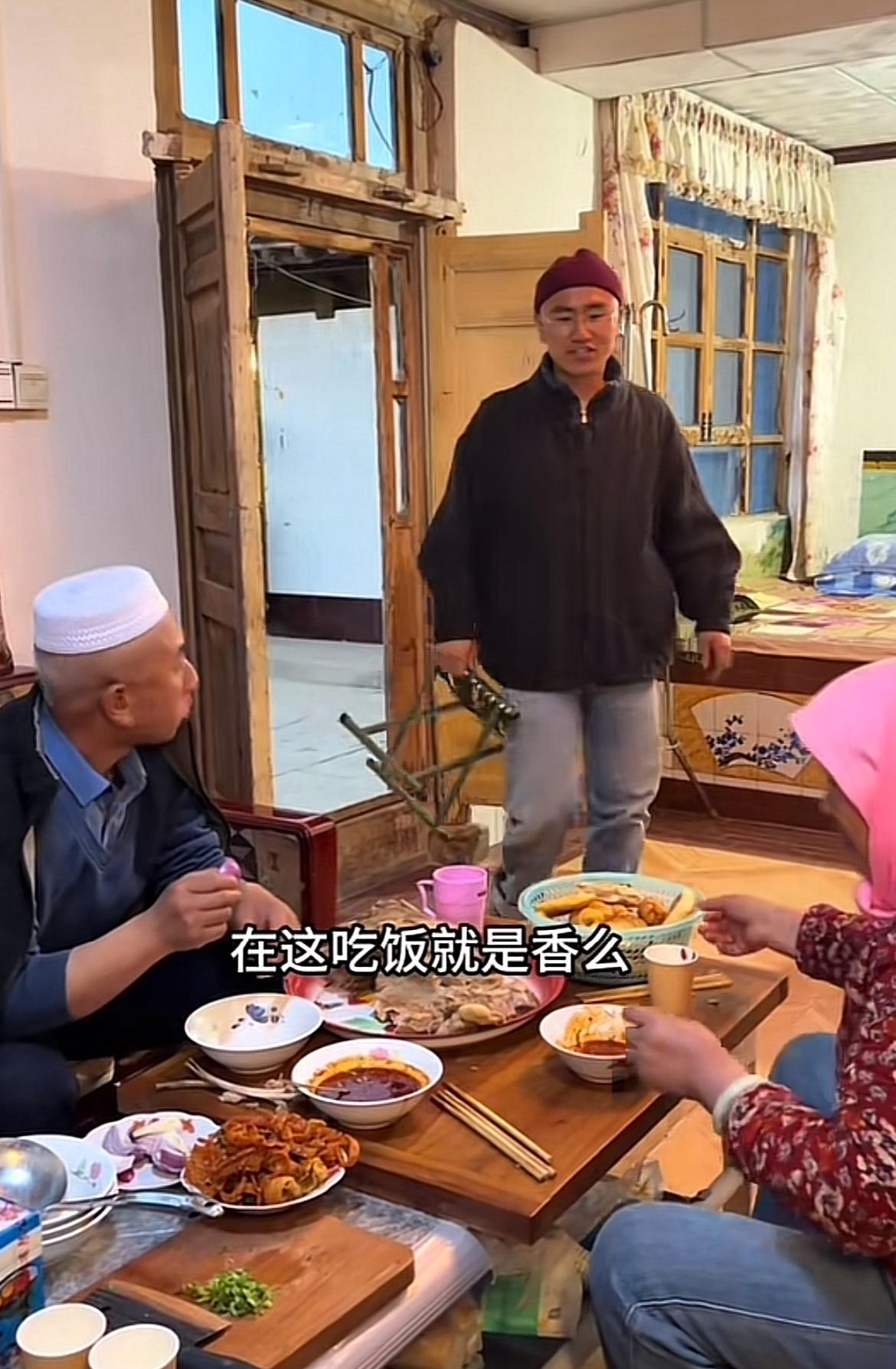 730万粉丝的顶流网红，带爹妈出国逛街了，可评论区咋都在喊“味儿变了”？
换做