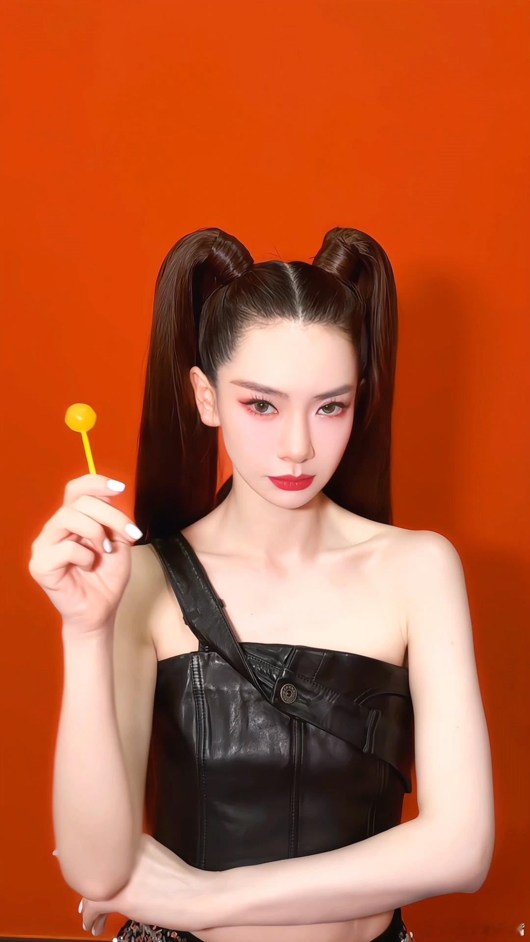#戚薇张艺凡差点亲上# 我们香香软软的女孩子就要贴贴啊，《女子推理社》一开播，我