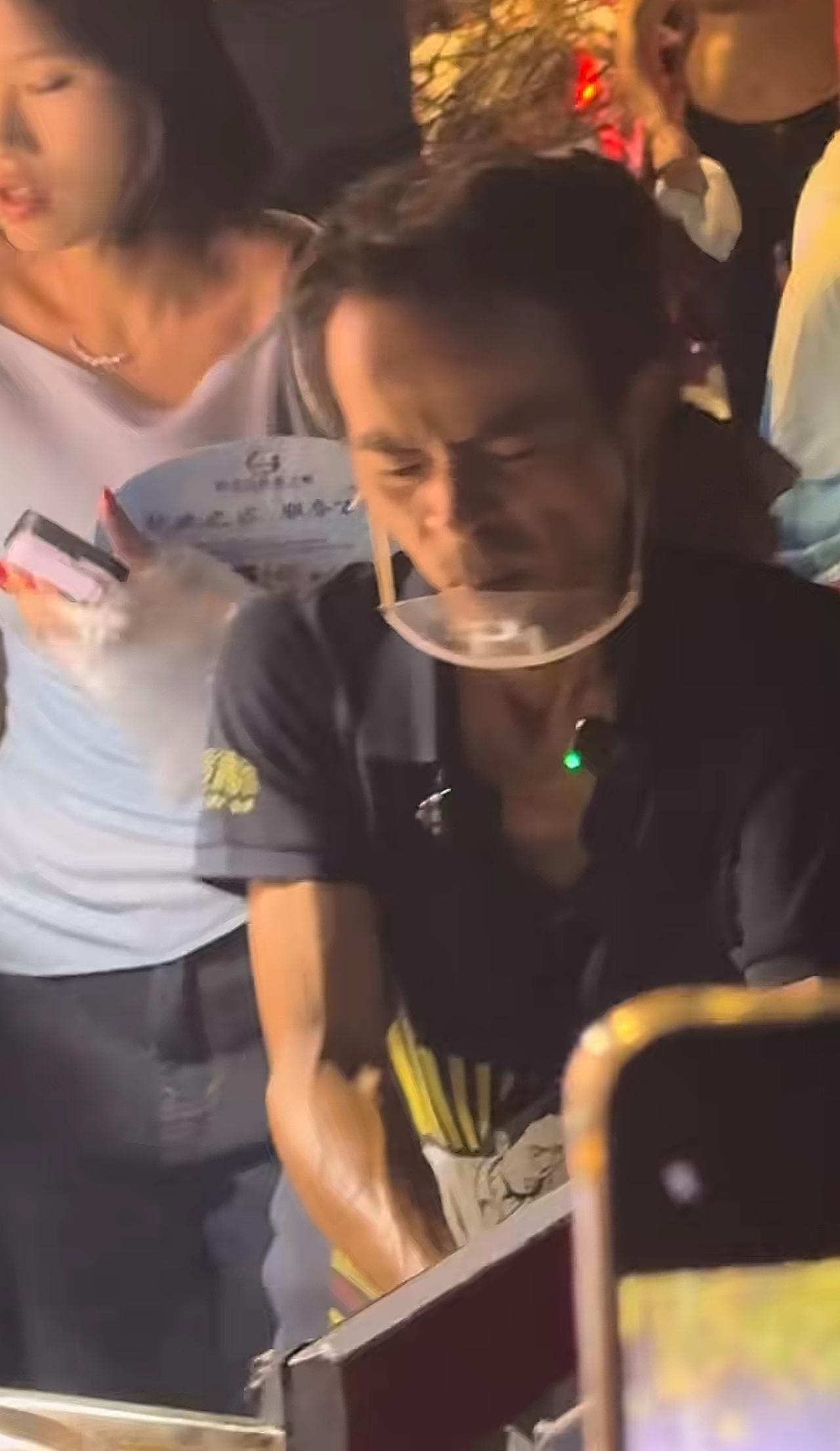 这下子场面真的控制不住了，

看鸡排哥脸上的表情就知道，

可能这也是头一次有人