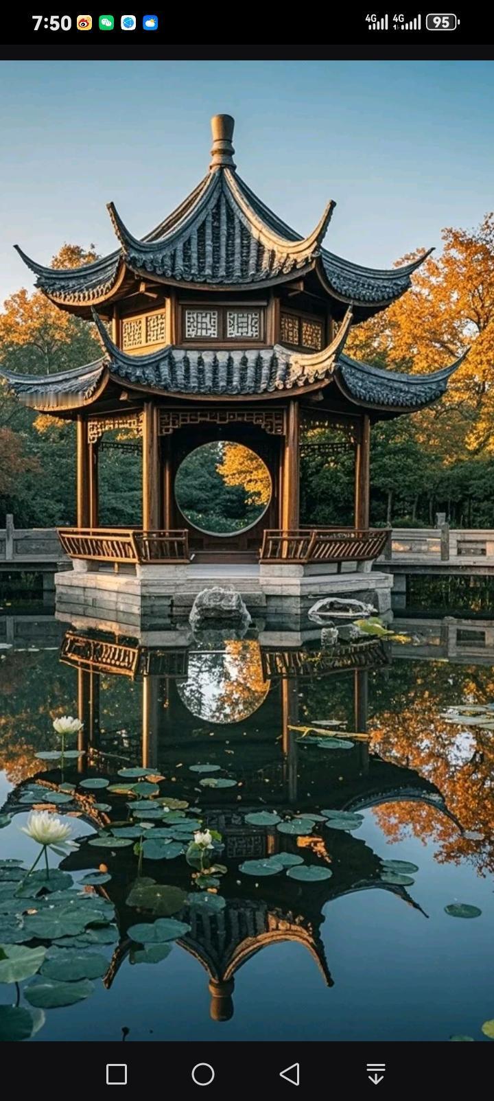 阳光斜洒在临水的古亭上，飞檐翘角衔着澄澈的蓝天，木质廊柱映着池面的涟漪，圆窗框住