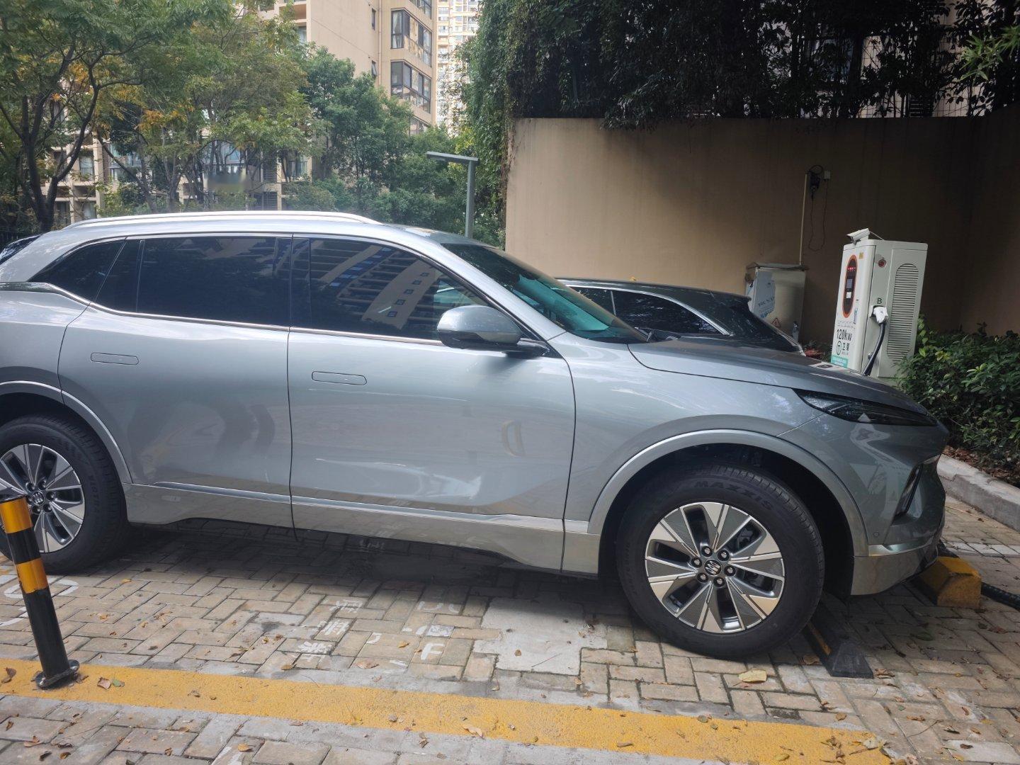 江苏遇到一位电车车主，刚提的车，听听他怎么选车的。为何买别克E5?1.奥特能2.