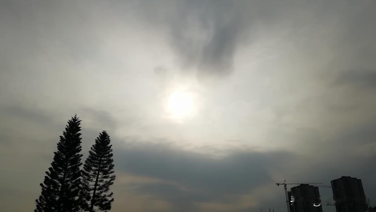 菲律宾以东洋面热带低压已生成，
未来将趋向华南沿海，
敬请密切留意18日前后南海