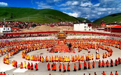 中国最大的尼姑庵——亚青寺，有2万多名女性在此苦修，这里有一个死规定：天黑之后，