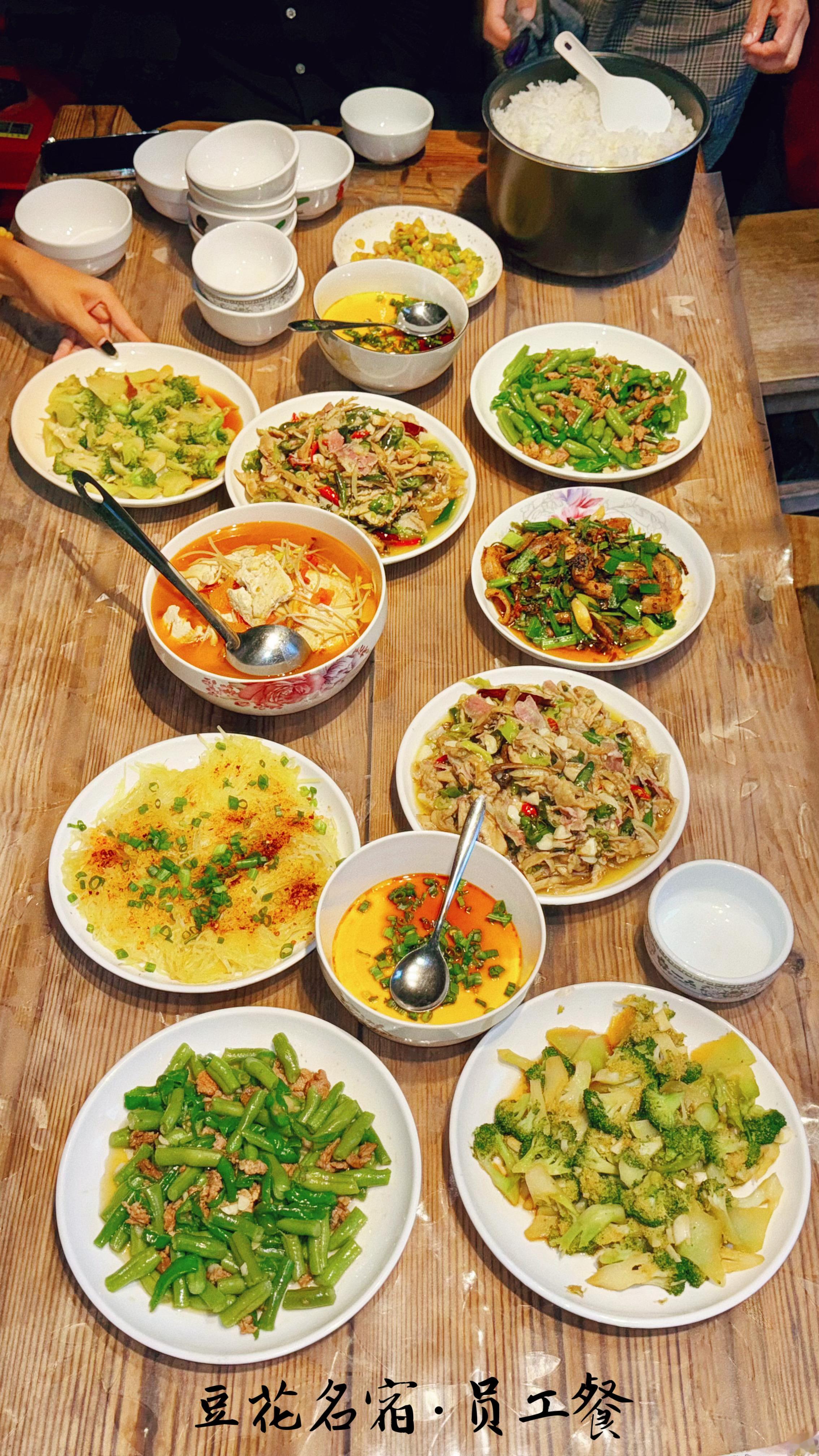 我们豆花名宿的员工餐就是一场“噩梦”每顿开饭点，大家就开启了飞雷神模式，可到餐桌