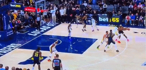 防守持续性：在库明加换防接管后，库里跑去底角轮转，然后库明加就忽略了西亚卡姆的防