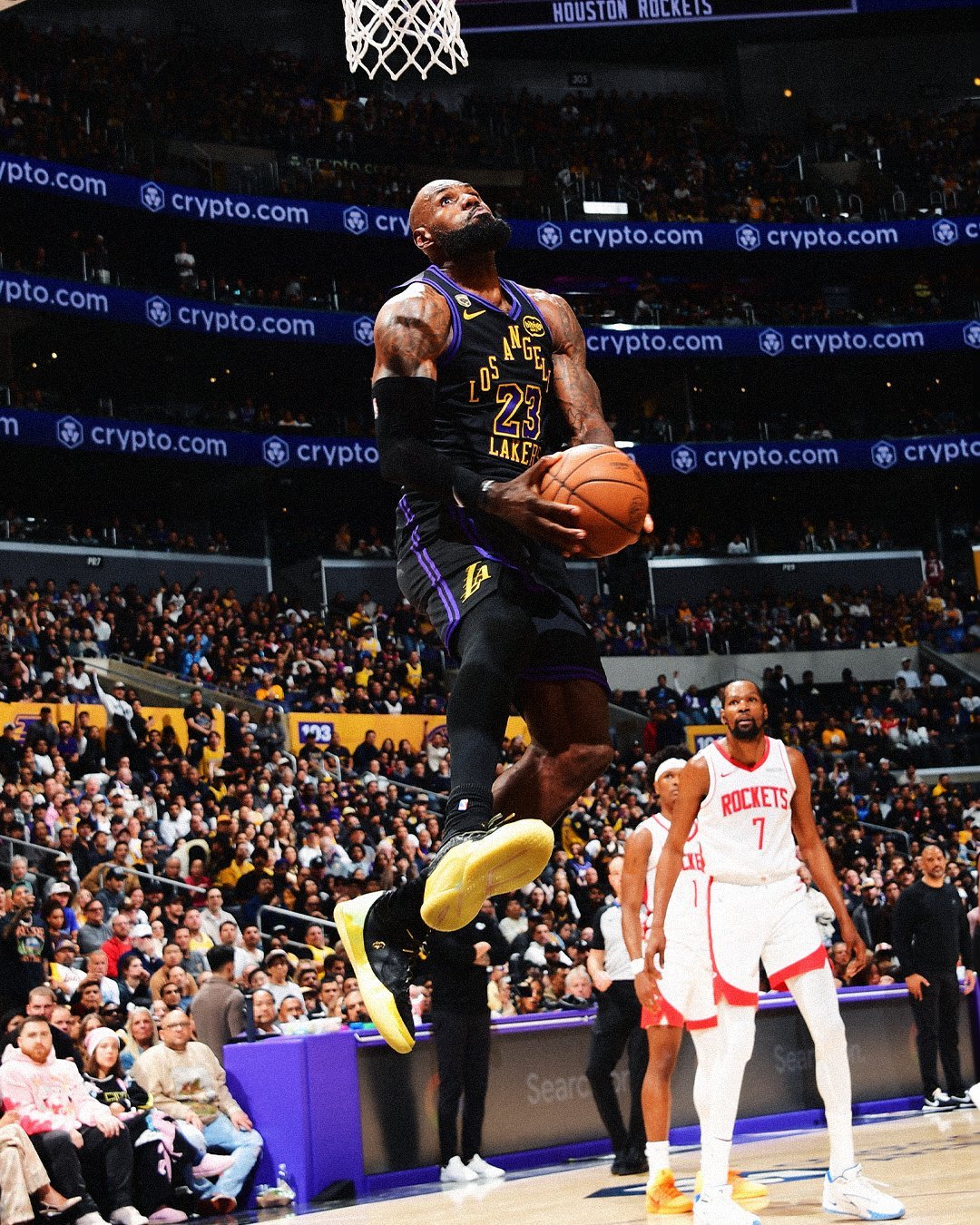 詹姆斯生涯至今一共打了294场季后赛，至少得到25分5篮板5助攻的场次多达155