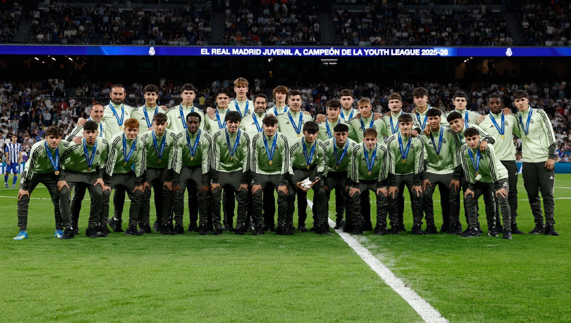 青年A队的小伙子在伯纳乌展示欧冠奖杯🏆一线队为他们列队祝贺👏*皮塔奇还穿的球