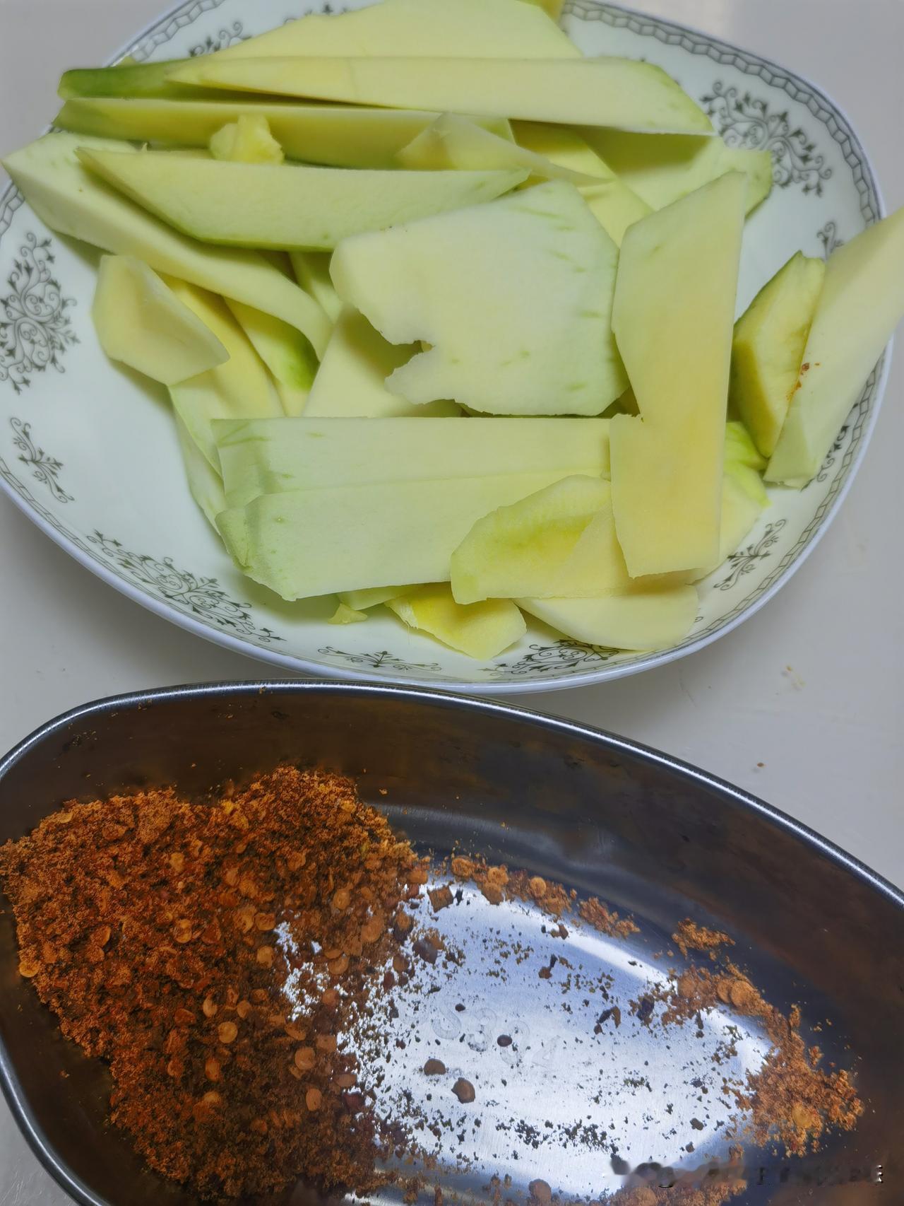 新鲜芒果蘸辣椒面！

       鲜果碰辛香，独特滇味吃法
 
       