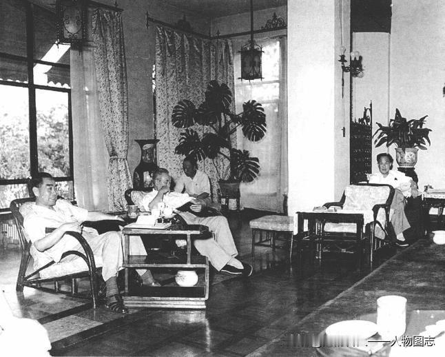 1959年5月25日至27日，周恩来(左一)在天津听取关于工农业生产、水利运输等