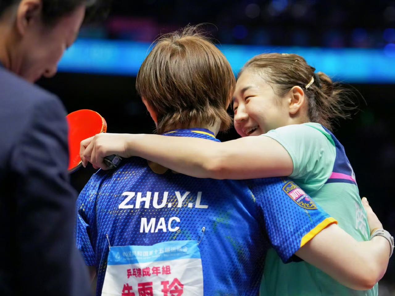 看到这一幕有没有点热泪盈眶？
      比赛结束后，陈梦搂住朱雨玲的肩膀，朱雨