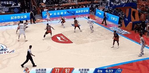 宝刀不老！布朗打板不中，周琦迎着三人完成单臂补扣！