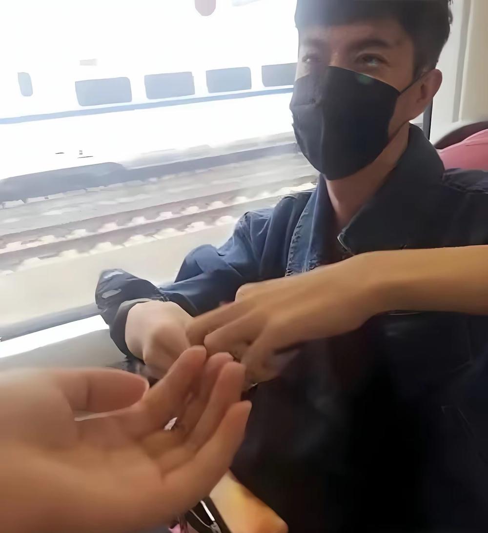 温柔的善意最迷人！于高铁上那个递糖的举动，真的戳中人心，难怪大家总说他骨子里藏着