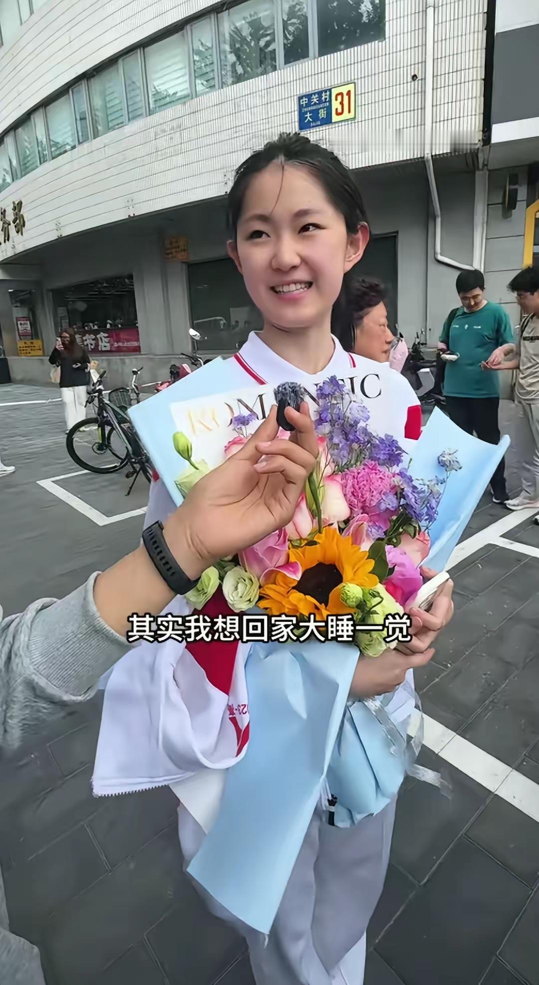 自幼出农家，
北大一校花。
各项成绩好，
一笑美哒哒。