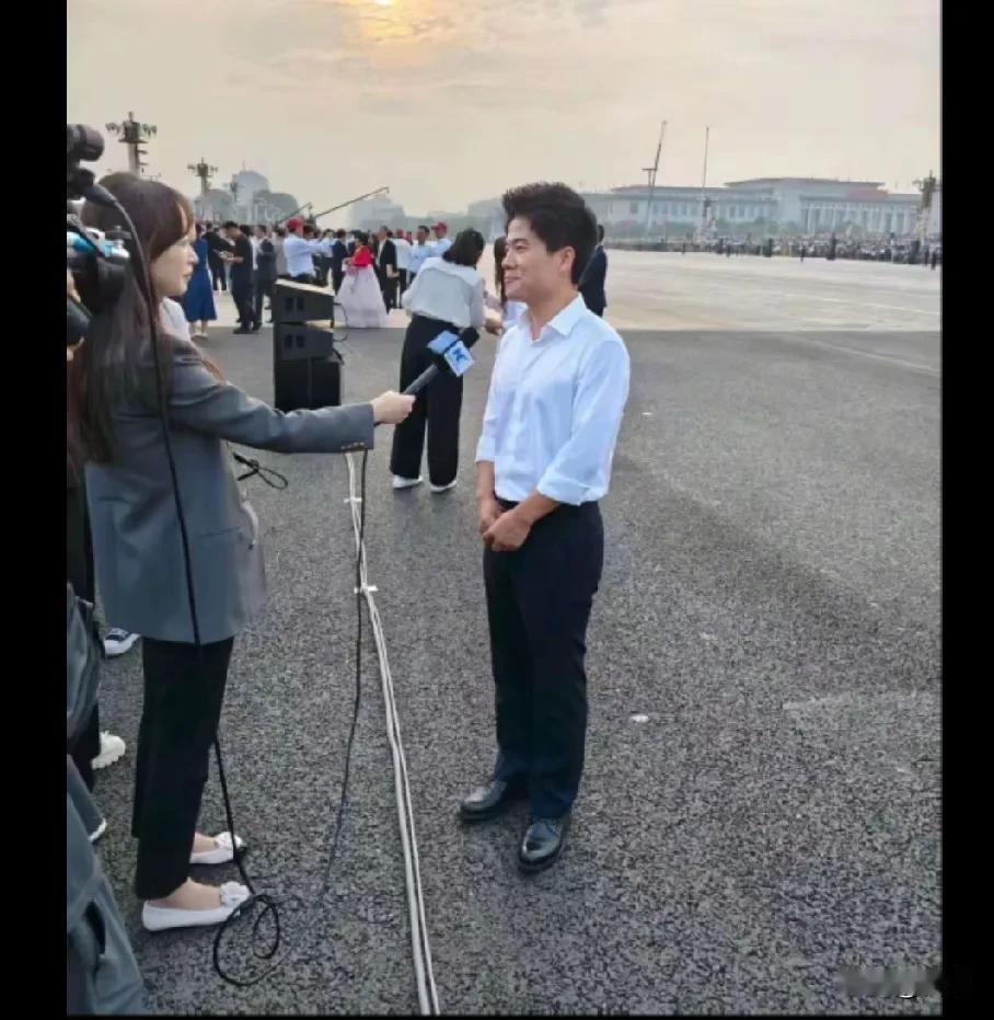 董宇辉的个人价值又上了新台阶！

    刚刚董宇辉受《新华社》采访，受邀阅兵观