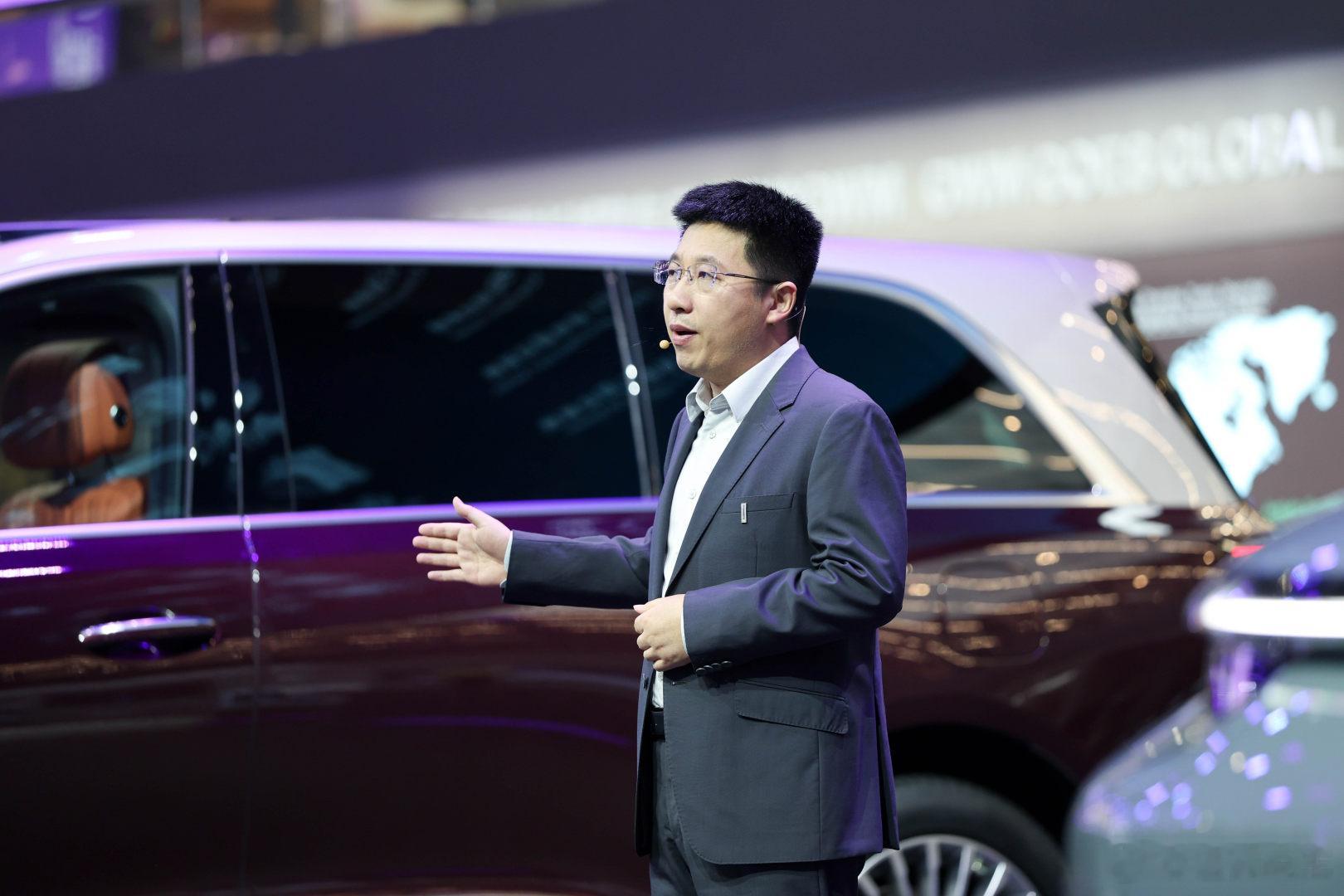 北京车展魏牌展台气场拉满4月24日，魏牌携全尺寸六座旗舰SUV V9X及归元S平