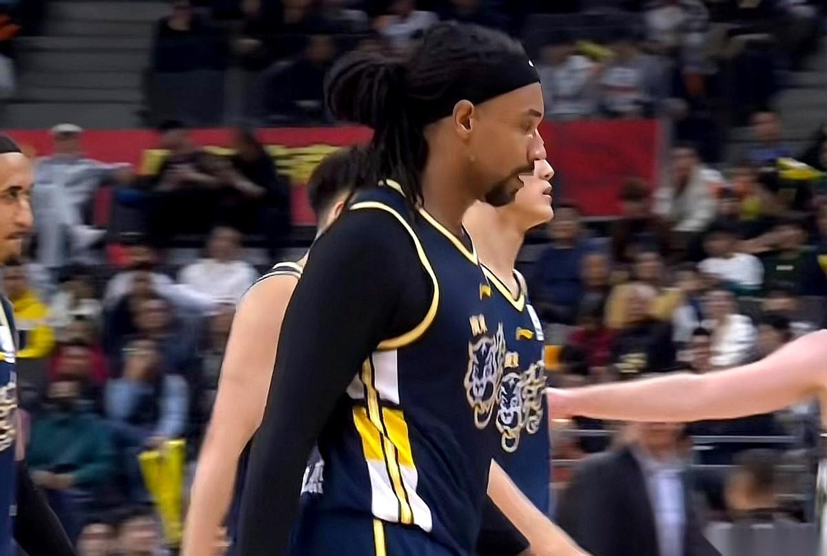 就打了24分钟。
真的，我掰着指头算了算，半场都没打满。
然后，19分9个板。差