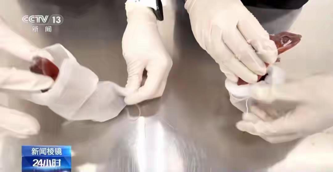 【离谱！旅客大腿绑68只乌龟闯关，深圳海关当场拆穿“藏宠大戏”】
最近深圳海关上