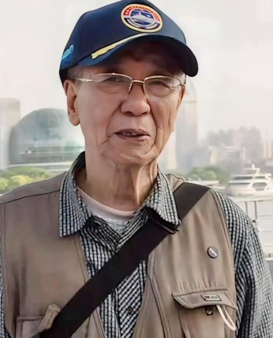 “眼泪止不住了！”沂蒙山舰停靠上海，91岁海军老兵没有参观资格，拿着1953年的