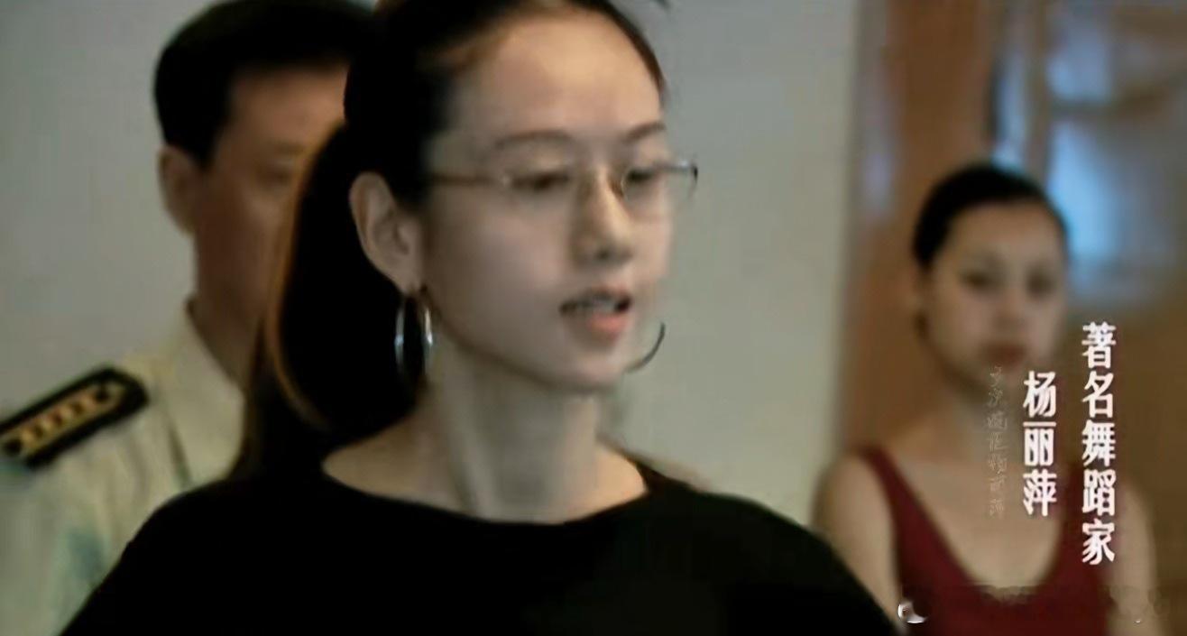 杨丽萍42岁依然这么美  杨丽萍今年已经67岁了，网友发了一段视频 ，当时的她4