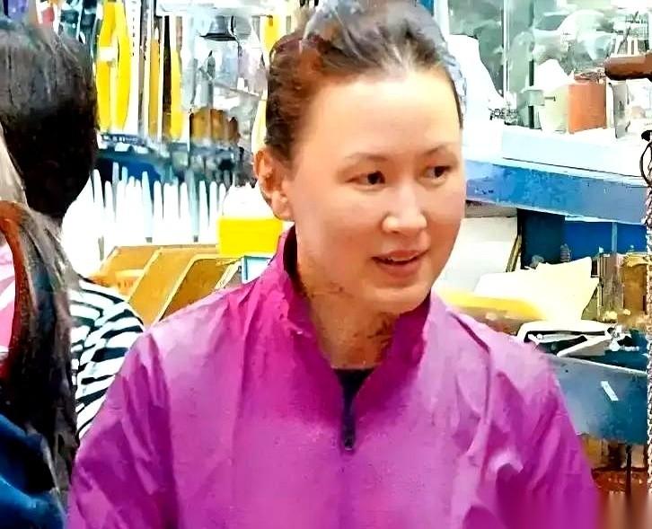 香港深水埗的街头，人挤人。
一个头发花白的阿姨守着个破摊位，卖着几十块钱的手工香