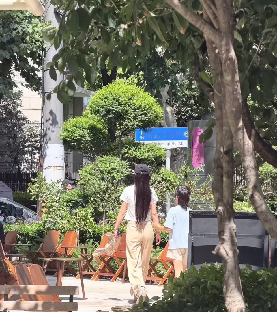 杨颖带小海绵回上海杨颖的孩子都这么大了，海绵每次都是牵着妈妈出门，感情超好