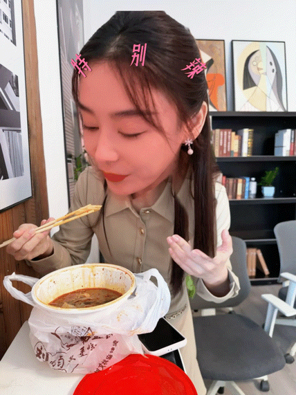 袁姗姗片场吃麻辣烫袁姗姗也没逃过刘文祥被袁姗姗片场干饭日常可爱到！大口吃肉喝奶茶