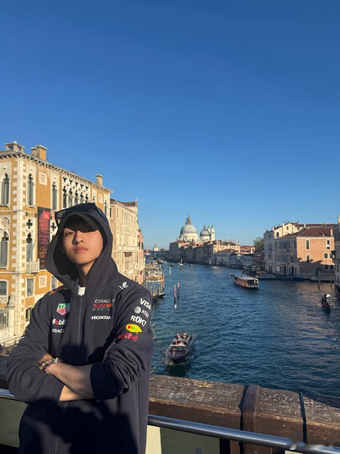 董思成的旅行明信片 董思成的旅行明信片已经送达了呀，素颜的旅行照片拍的也是好帅气